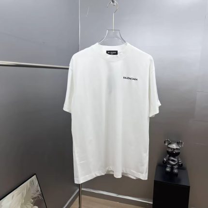 Minimalist side small logo T-shirt, loose drop-shoulder silhouette, high street style, unisex